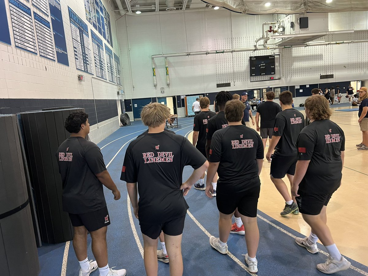DevilOL65's tweet image. Great day competing at the Downers Grove South linemen challenge today! Boys competed and gave it their all. Proud of the guys for working as a team and wanted to compete this morning! #EARNIT #SMASH