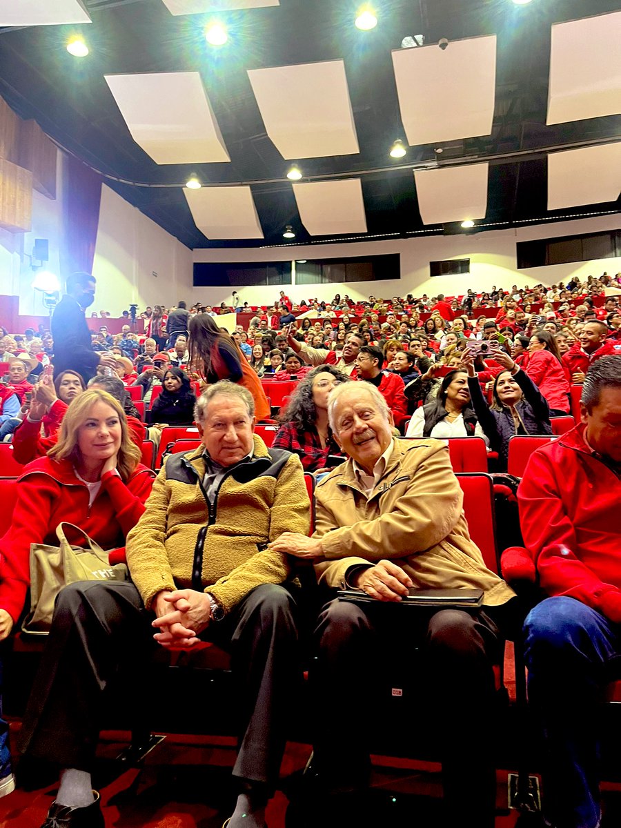 agomezv2308's tweet photo. #LaGenteBuenaDelPRI @AnaLiliaHerrera @PRI_EDOMEX 

estamos en la Capacitación de Alto Rendimiento en Toluca con mi querido amigo Arturo Montiel. https://t.co/bAxUgWwKsl