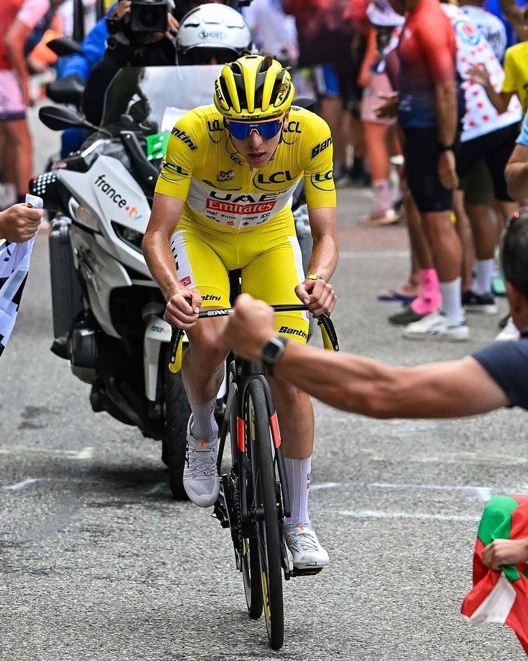 🇸🇮 Pogacar respondiendo a las críticas
"Recibo tantos mensajes y veo tantos post y comentarios que no malgastes energía, no malgastes energía. Pero creo que nunca cambiaré. Cuando lo sienta atacaré. Hoy ha funcionado, el otro día no. Así es la vida, me encanta correr" #TDF2024