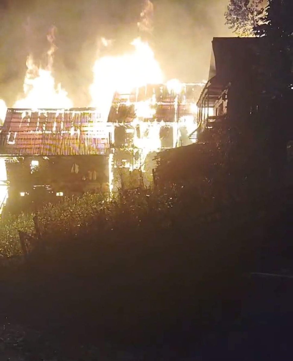 KNSKashmir's tweet photo. #KNSVIDEO || #HANDWARA
Massive fire erupted in Malik Mohalla #Yamler Village of #Rajwar Handwara. Fire and emergency services are rushing to the scene to contain the fire and prevent further destruction.
@dckupwara @HandwaraP https://t.co/sBeQEPXWbR