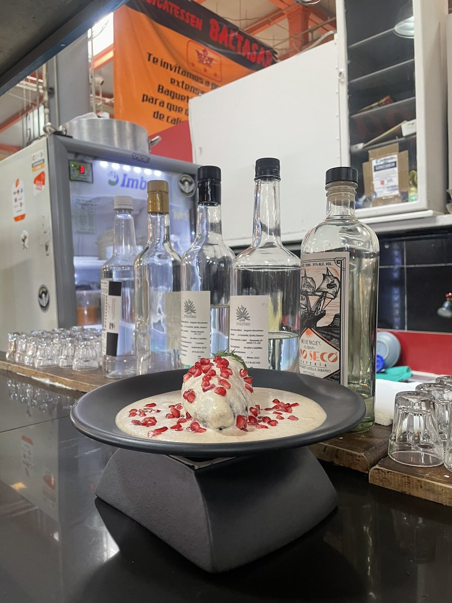 ale_tello_m's tweet photo. Oigan, vengan al Mercado de San Juan en el centro a comer los mejores chiles en nogada que hayan probado. Mi gusto histórico, la barra de mi buen amigo Ursu. También hace tlayudas y tiene gran mezcal. https://t.co/ld99v9U81d