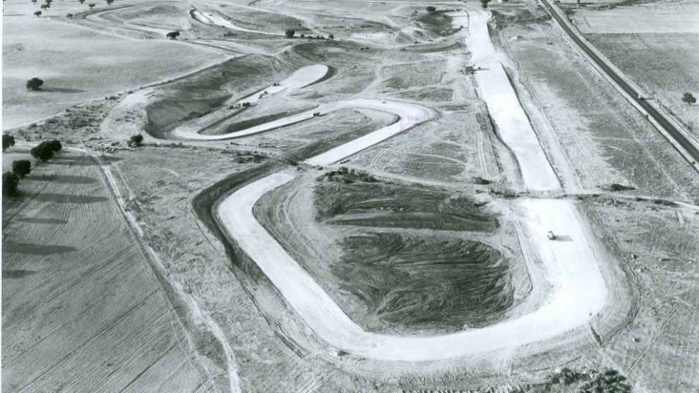 alvaroagea's tweet photo. Esto es lo de siempre. Compro un chalet a lado de un circuito porque es mas barato, cuando vivo allí me quejo porque hay un circuito y espero que lo quiten. Una vergüenza. Salvemos el Jarama! https://t.co/0ij06cbyaH