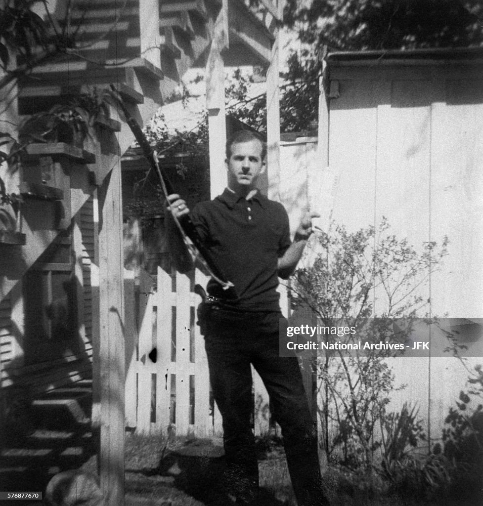 SE HACE DIFICIL CUANDO EL ARMA TE QUEDA GRANDE, LEE HARVEY OSWALD HAY UNO SOLO