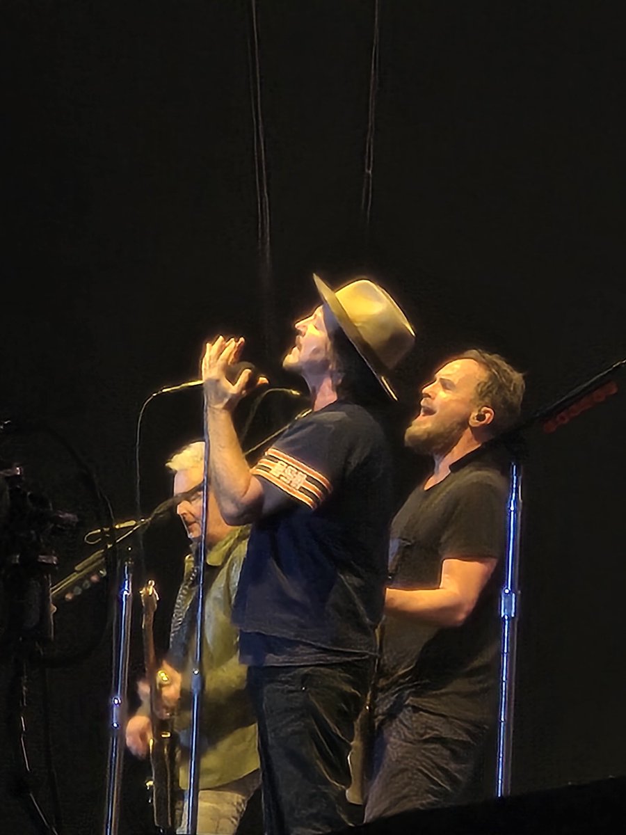 NOS_Alive's tweet photo. Eddie Vedder, o Rei de Portugal. Nem há discussão. #NOSAlive24 https://t.co/XRqzAYLOqy