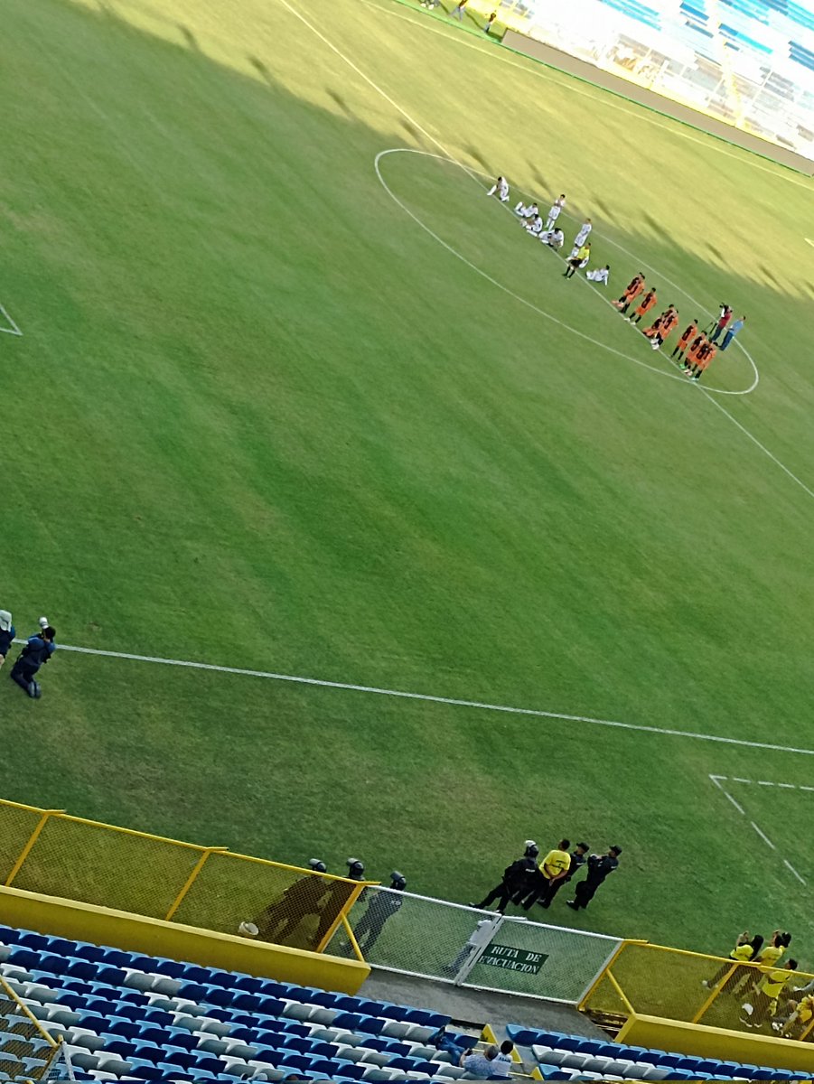 cesareps10's tweet photo. Actitud mierda para tirar penales @AlianzaFC_sv https://t.co/C99y6AkHhS