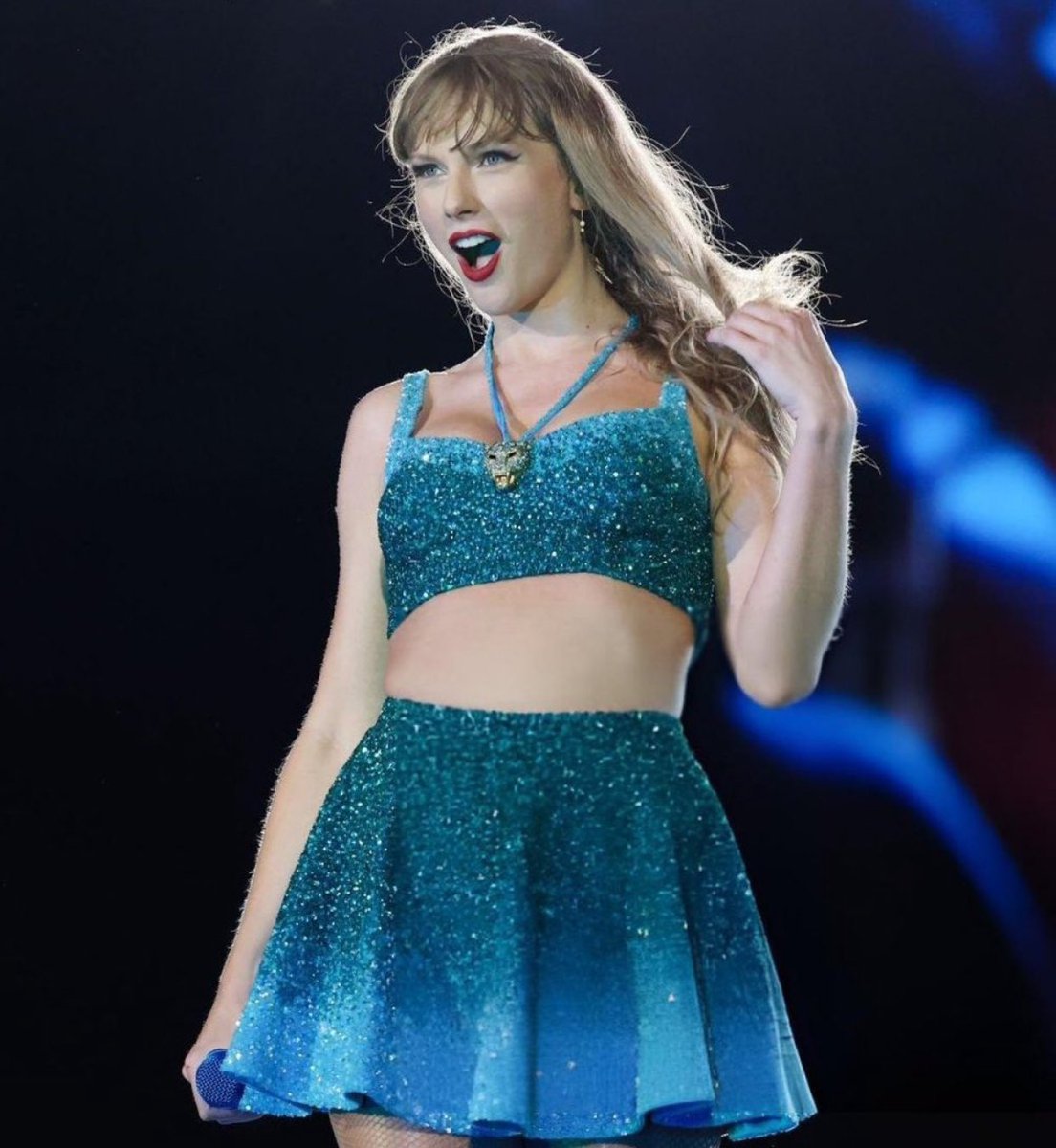 chvmaximoff's tweet photo. 📸 Closer look on the 1989 blue matching outfit!!!!
#MilanTSTheErasTour https://t.co/3LGMf2Txvf