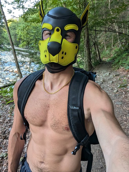 Nicwoh Classic, on a river hike. https://t.co/0AAvsy3FUV