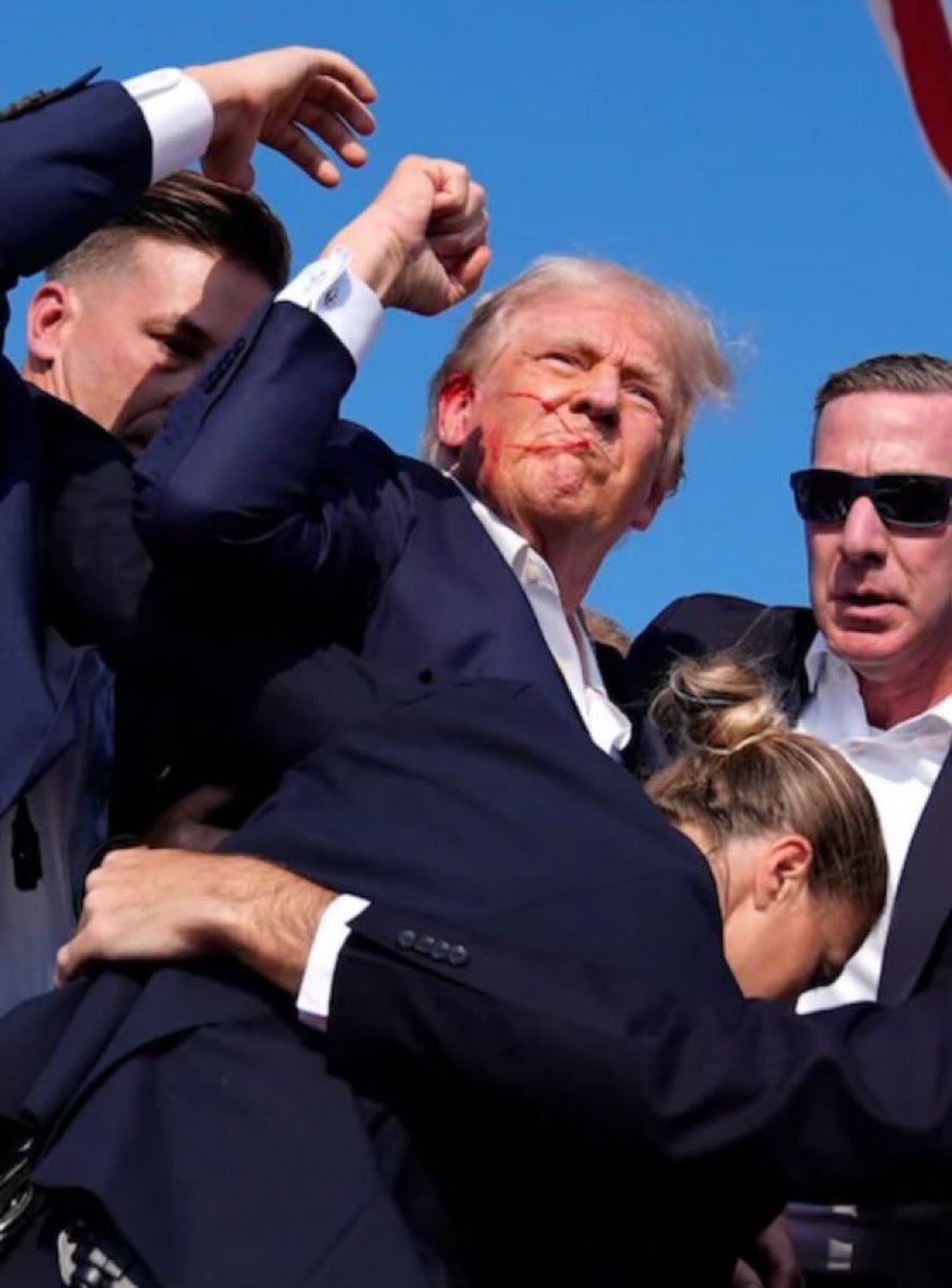 OcrazioCornPop's tweet photo. @elonmusk NEVER SURRENDER! 🇺🇸

Joe Biden: “It’s time to put Trump in a bullseye.”

Reid Hoffman:  "Yeah, I wish I made him an actual martyr
"
Left-wing violence must end now! https://t.co/TJ7OAZtAj3