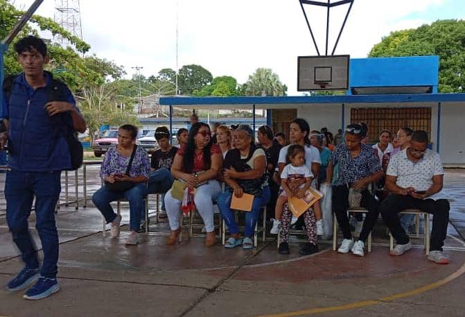 Inti_Falcon's tweet photo. #Falcón |Contribuyendo al nuevo estado democratico y social de derecho que promulga el Pdte. @NicolasMaduro, participamos en el Programa Tribunal Movil del  @TSJ_Venezuela en Mcpio San Francisco, a fin de dar asesorias, redacción documentos y otros trámites legales y gratuitos https://t.co/IGmJl2Xlyx