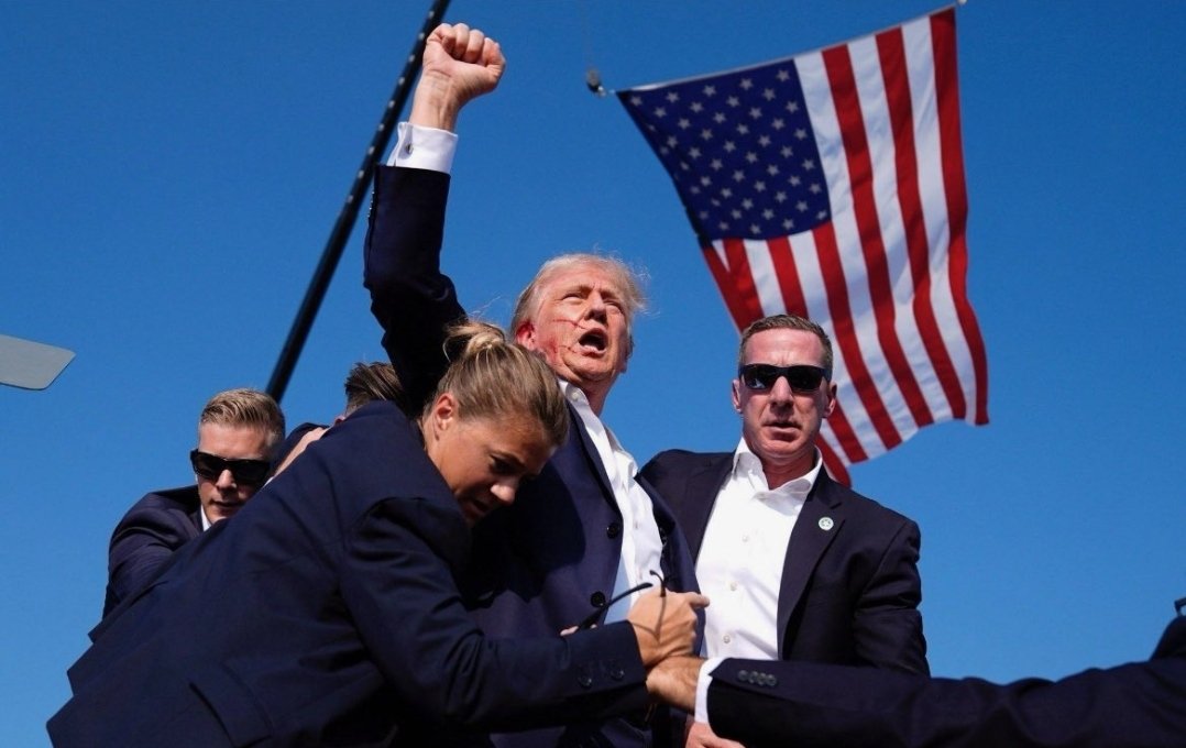 daviebyrne's tweet photo. Amazing whilst he's under fire, Trump can punch the air whilst covered in 'blood' in front of the flag.
Perfect timing, it's uncanny!!!
Must also note, worst secret service ever. No one is covering him from any further shots.
#fake
#Trump
#photoopp https://t.co/AOLvOrYtVW