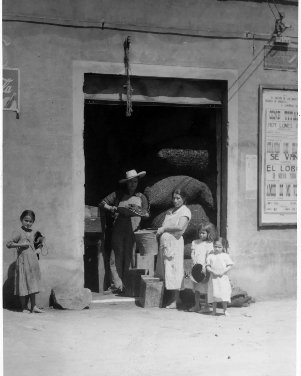 mafcultura's tweet photo. 📸Memoria fotográfica 
MX-MAF-DGCSGDF-004165-001 
VIDA EN LA CIUDAD 1936
En 1936 la venta de carbón era muy común en la ciudad, ya que lo utilizaban como combustible en la preparación de  alimentos o calentar agua para bañarse.
#memoriafotográfica #fotografía #acervomaf #foto https://t.co/Y84g0yGyim