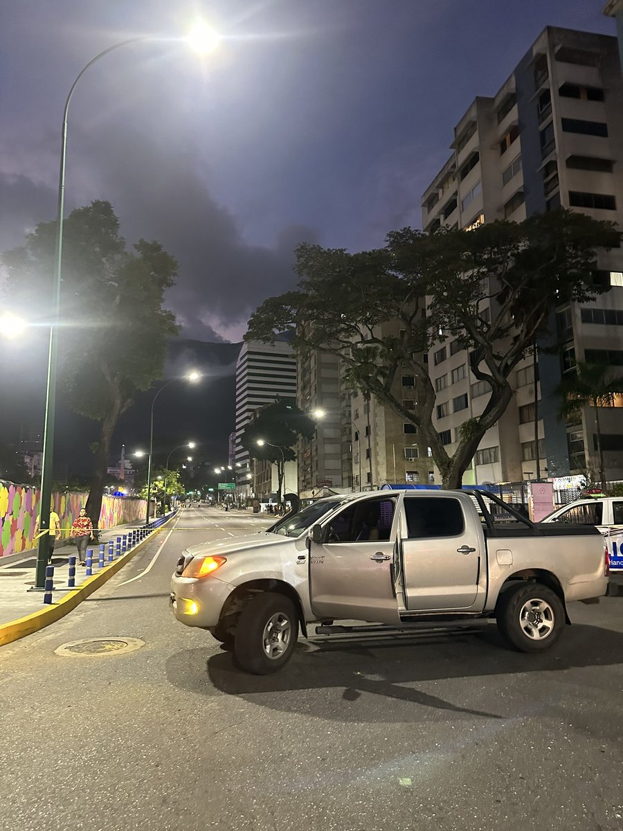 Cerrada Av Luis Roche en Altamira Sur, desde la Torre Británica hasta la Plaza Altamira. 7:18pm Sábado 13Jul. Alguien sabe por qué?