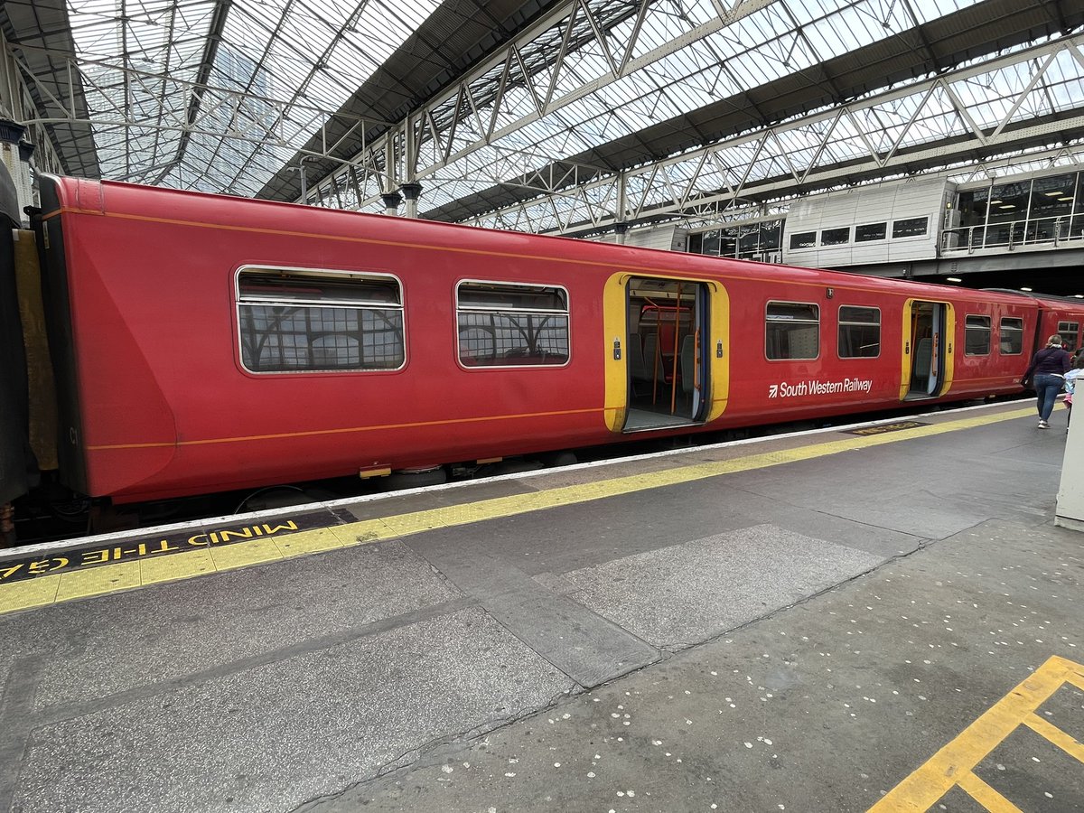 driverbod125's tweet photo. I needed to get back to CLJ again, and the first train back was the same one.
Which gives opportunity for…
🟢🟢BONUS CLASS🟢🟢
Train 118
Class 508
Built 1979-1980 BREL
Operator SWR
London Victoria to Clapham Junction
#AllTheClasses
ex-class 508 vehicle in a class 455 😁 https://t.co/xsPhYTJsK0