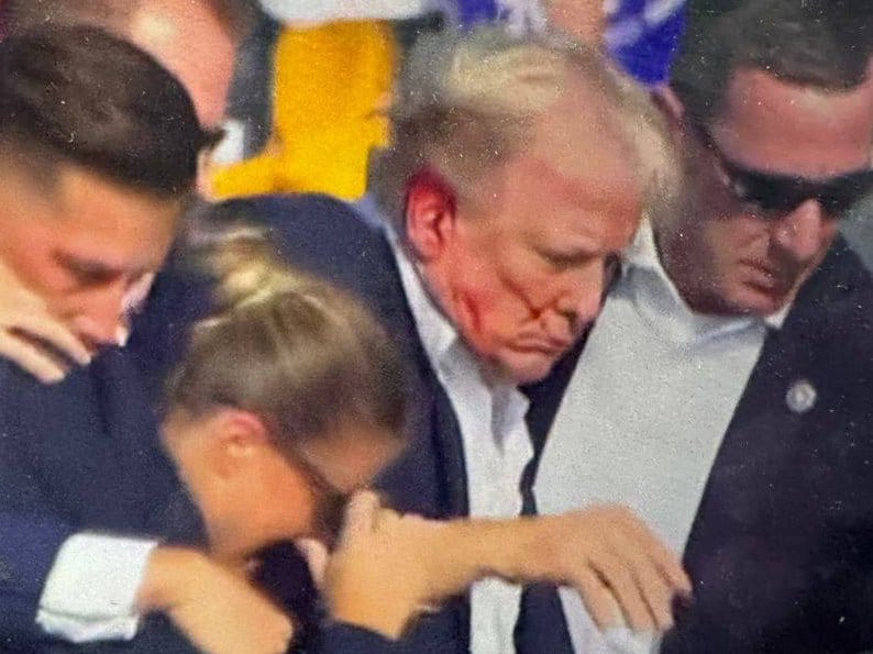 AlmaMiaEcu's tweet photo. En USA nos demuestran que Latinoamérica no es tan tercermundista como nos hacen ver.

Donald Trump sale ileso de milagro ante un ataque criminal contra él. Sin duda todo apunta a que esto fortalecerá su candidatura para presidente.

Y si fue auto atentado? Hollywood lo sabe! https://t.co/csIn8ltOHL