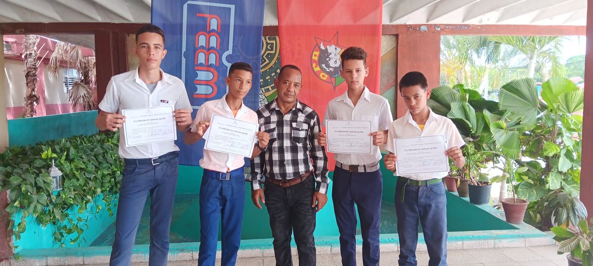 OtanoErnes44113's tweet photo. Hoy se realizó la graduación de los estudiantes de 9no grado, Formación Pedagógica en las especialidades de Mecánica de Transporte, Economía, Eléctrica y la de Obrero el Calificado de Vía Férrea #LasTunasXMásVictorias @WalterNoris @nilser_pineda  @btan0987  @DeLas28948 https://t.co/KUOTanalZX