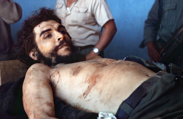 CubaOrtografia's tweet photo. LA MERECIDÍSIMA MUERTE DEL CHE GUEVARA. Otras fotos menos conocidas. Todas estas imágenes deberían aparecer en los libros de texto que denuncien los crímenes del Carnicero de La Cabaña. Las pruebas son irrefutables, contadas por testigos presenciales y documentadas íntegramente. Pero los zurdos idiotizados y los homosexuales del siglo XXI siguen adorando en sus pulóveres y tatuajes a quien no dudaría en fusilarlos antes de que abran la boca para pronunciar su fatídico nombre.