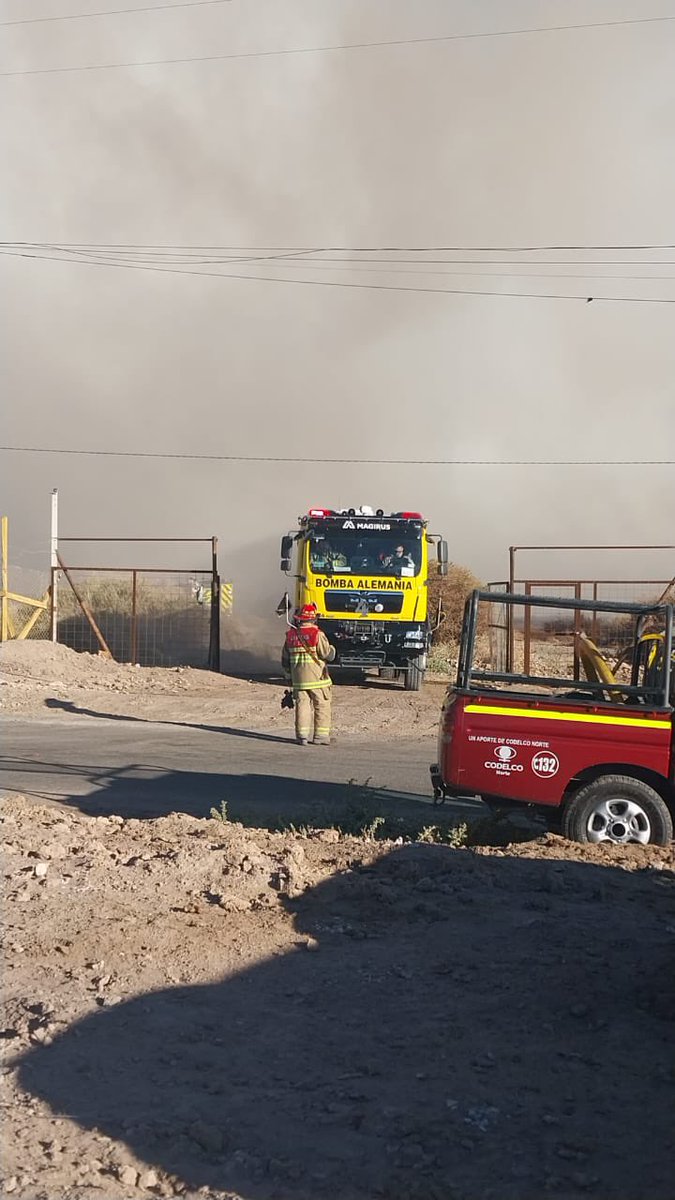 Directora Regional, Seremi de Agricultura,  #CONAF #SAG, <a href="/municipiocalama/">Municipalidad Calama</a>, monitorearen, nuevos focos en sector #OjoOpache de #Calama, afectado por incendio de vegetación 
 
<a href="/BomberosdeChile/">Bomberos de Chile</a> #BombaAlemania, la #BRIFE del <a href="/Ejercito_Chile/">Ejército de Chile</a> fueron claves en el combate y contención