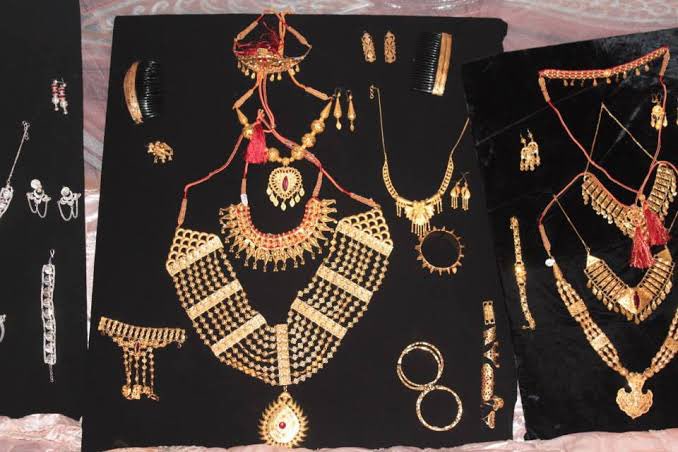 L’avantage avec tous ces artifices comme bijoux , les dames comoriennes on les repèrent à 1 km à l’étranger