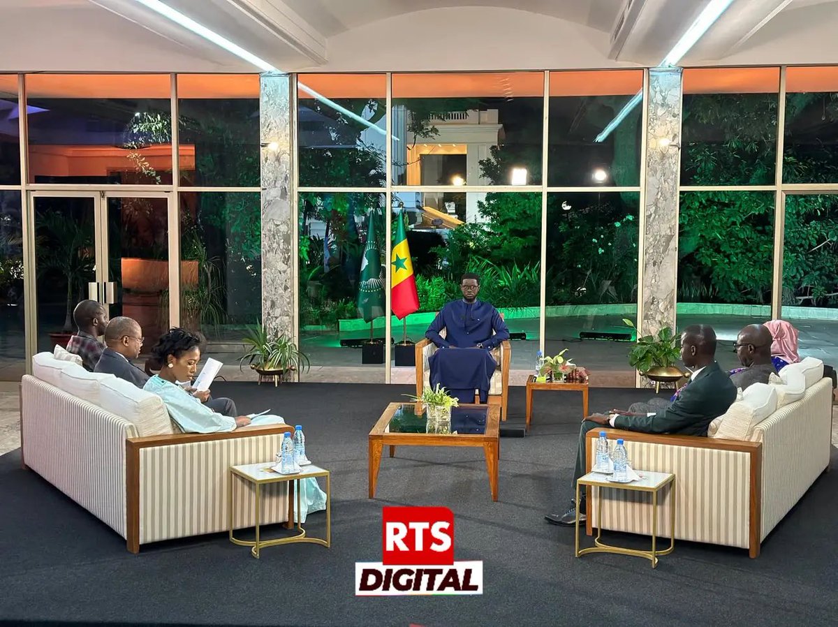 Voilà ce que je retiens :

➡️ Le président restera au CSM,

➡️ Les fonds politiques ne seront pas supprimés,

➡️ Départ de l’armée Française en stand-by,

➡️ Conjoncture internationale dikk na.

Yallah bakhneu 😂