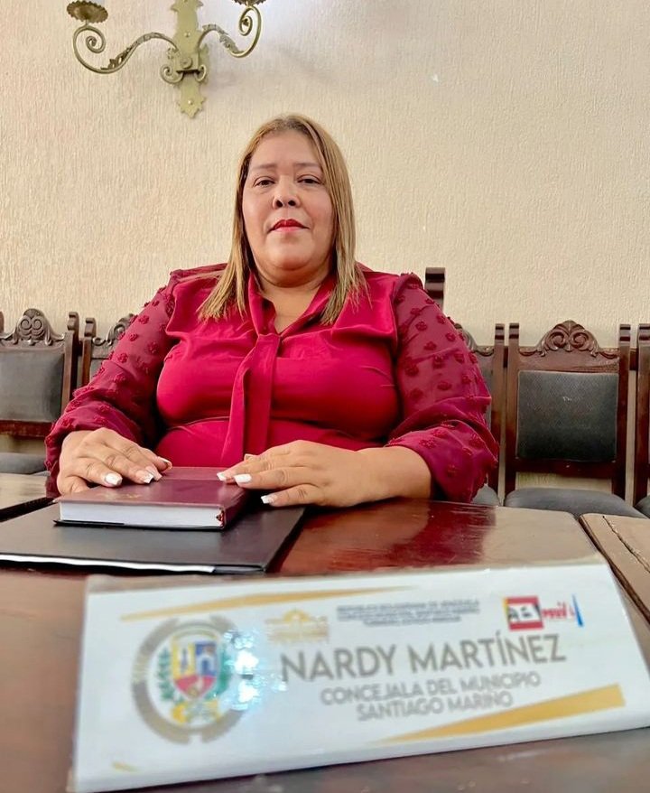 ManuelitaSS82's tweet photo. #Atención 
Concejala del Municipio Santiago Mariño, Nardy Martinez,también participó en el ataque violento a @MariaCorinaYA @EdmundoGU y su equipo el día de hoy en el Restaurante la Encrucijada.
Esperamos que las autoridades tomen cartas en el asunto,sino el mismo pueblo lo hará. https://t.co/X7yac1Ak2Z