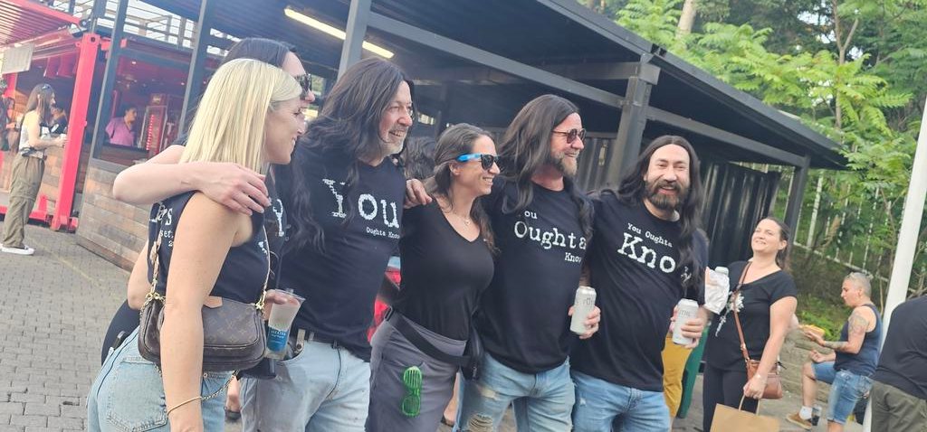 K_erri_'s tweet photo. @Alanis Thankful for these guys at your toronto concert.  A hair tribute.. you outta know. https://t.co/pfvu4BWyfM