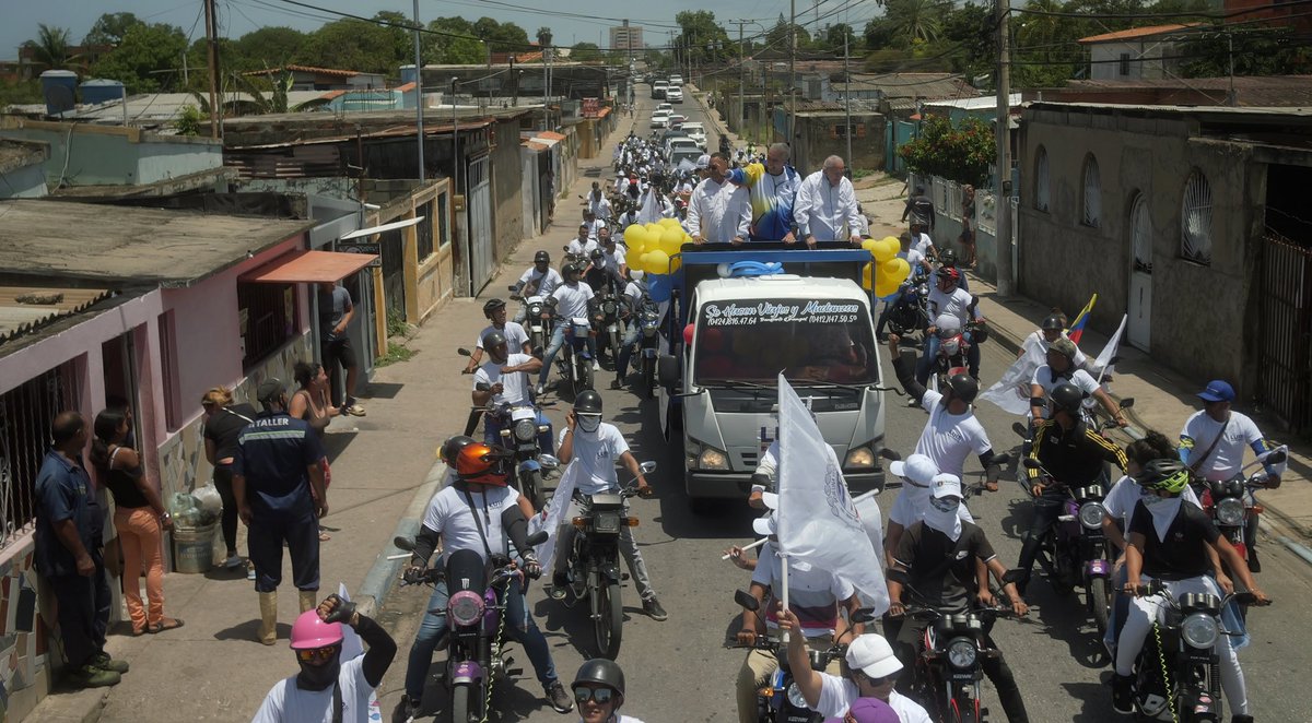 Luisemartinezh's tweet photo. #PuebloAPueblo

Este sábado #13Jul recorrimos #NuevaEsparta, de punta a punta, en entusiasta caravana.

Los margariteños quieren VOTAR, quieren votar para cambiar, para poner fin a esta pesadilla.

Pacíficamente, el #28Jul, iniciaremos el rescate de nuestro país con la vista puesta en el ‘Milagro Económico’ que nos hemos planteado.

#SomosGarantíaDeCambioEnPaz
#UnidosSeViveMejor 🇻🇪