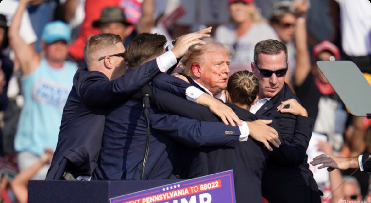 ด่วน! มีเสียงปืนดังขึ้นหลายครั้งในการชุมนุมหาเสียงของโดนัลด์ ทรัมป์ ในรัฐเพนซิลเวเนียเมื่อวานนี้ (ตอนหลังเที่ยงคืนเวลาบ้านเรา)

จากภาพวิดีโอ เห็น
ทรัมป์ในฐานะผู้ลงสมัครชิงตำแหน่งประธานาธิบดีจากพรรครีพับลิกันทำหน้าบูดบึ้งและยกมือขวาขึ้นที่หูขวาขณะที่เสียงปืนดังขึ้น 

 จากนั้น