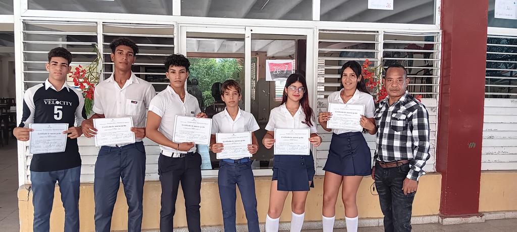 OtanoErnes44113's tweet photo. Hoy se realizó la graduación de los estudiantes de 9no grado, Formación Pedagógica en las especialidades de Mecánica de Transporte, Economía, Eléctrica y la de Obrero el Calificado de Vía Férrea #LasTunasXMásVictorias @WalterNoris @nilser_pineda  @btan0987  @DeLas28948 https://t.co/KUOTanalZX