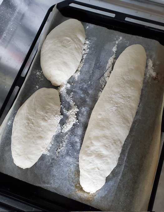 バター🧈をインしてやりました。切れ目もこのくらい開いてくれると嬉しい 