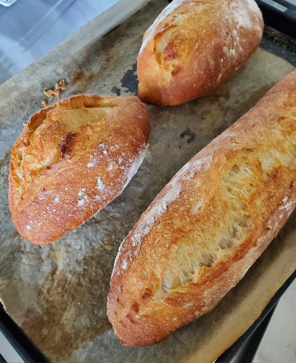 バター🧈をインしてやりました。切れ目もこのくらい開いてくれると嬉しい 