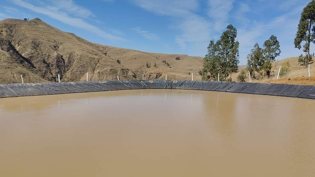 HSanchezOficial's tweet photo. En un momento en que la gestión eficiente del agua es responsabilidad de todos,  entregamos a la comunidad Yana Rumi en el municipio de Tarata, el mejoramiento del atajado con revestimiento de geomembrana. #CuidemosElAgua https://t.co/XDSCQt3pne