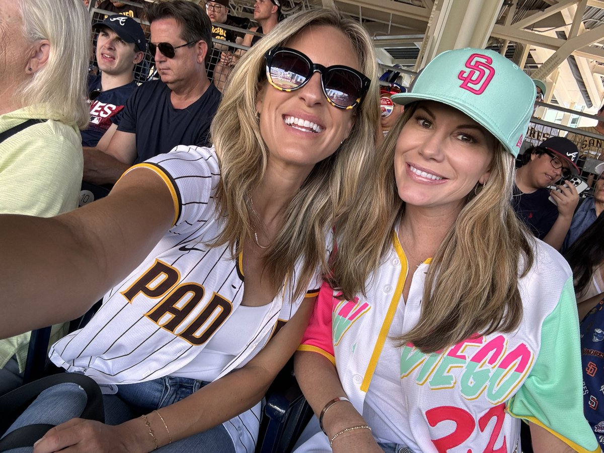 AshleyJacobsTV's tweet photo. Let’s go @Padres #sdinhd @HeatherMyersTV https://t.co/NmYZrbXQyC