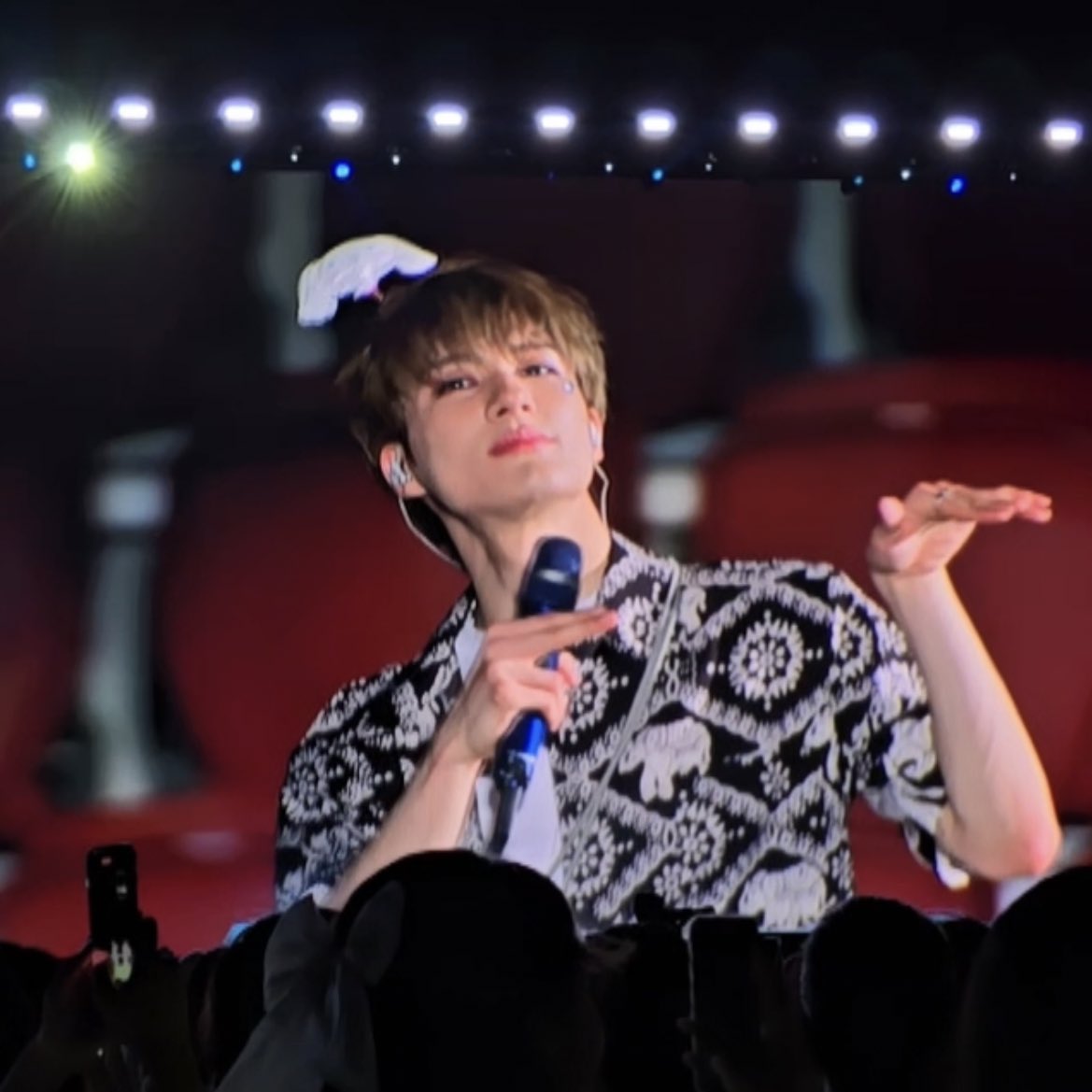 เพิ่งนึกได้แล้วมาสังเกต ว่าเสื้อช้างที่แจฮยอนกับเจโน่ใส่ที่คอนไืทยคือสีเดียวกันลายเดียวกันเลย