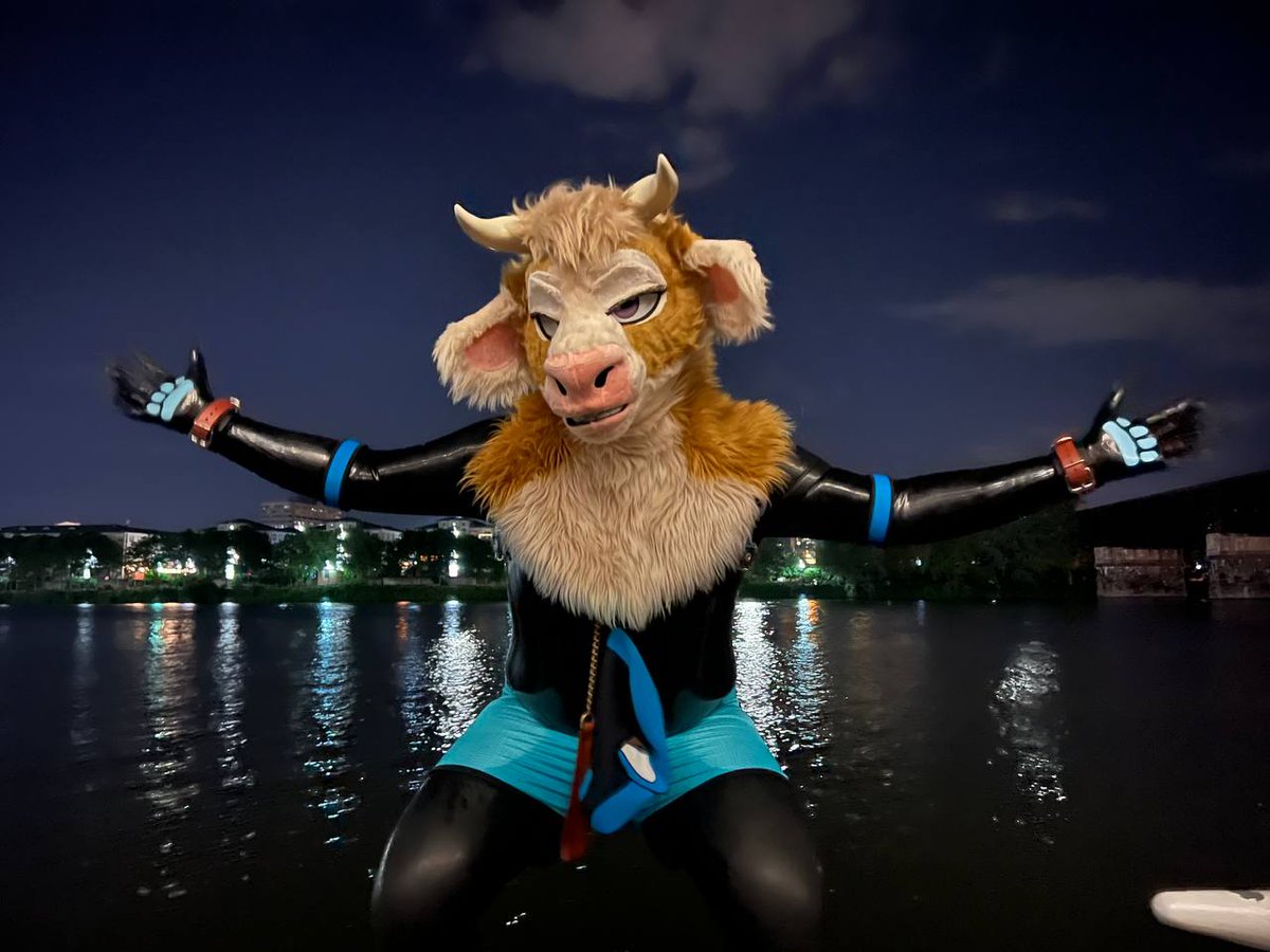 AnasterBarks's tweet photo. Reviving this account with my first #SqueakySaturday post. The waterfront views at AC are always fantastic ^^

📷 @Sunny_The_Yeen https://t.co/kNsNWJSOCr