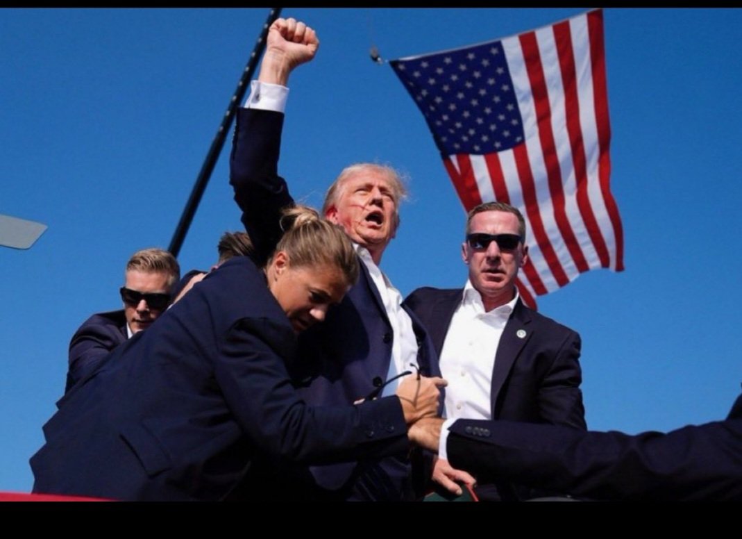 Mecnin's tweet photo. El presidente #DonaldTrump llegó al Rally de #Pennsylvania como candidato, salió herido pero se convirtió en leyenda @casalsbate https://t.co/rJBEnb5PpH
