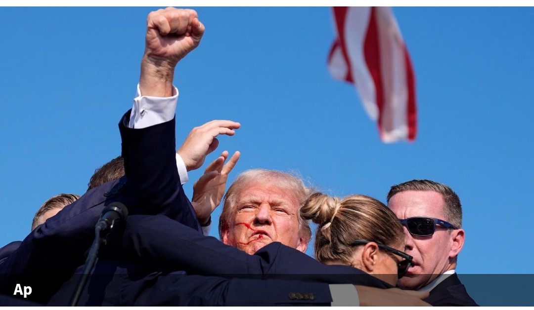 Francesco_Vozza's tweet photo. Ferito, sanguinante, eppure ancora in piedi, con ancora la forza e la voglia di alzare il pugno al cielo per rincuorare la folla, che ha risposto urlando a squarciagola " U-S-A! U-S-A! ". Credo che questa immagine, da sola, gli varrà la vittoria il 5 novembre. #Trump https://t.co/18xO3AYTiQ