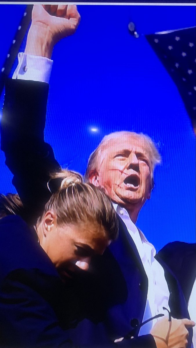 ChinasaNworu's tweet photo. Breaking News ! 

Donald Trump wounded as he escaped an assassination attempt at Pennsylvania election rally. Reports has it that the shooter has been killed as #Trump walks away with an injured ear .
A huge breach of security on a former president of the #USA. @real_IpobDOS 
@radiobiafralive @EUinNigeria @USinNigeria @USIP @ChinaDaily @mfaethiopia @mfa_russia 
#FreeBiafra