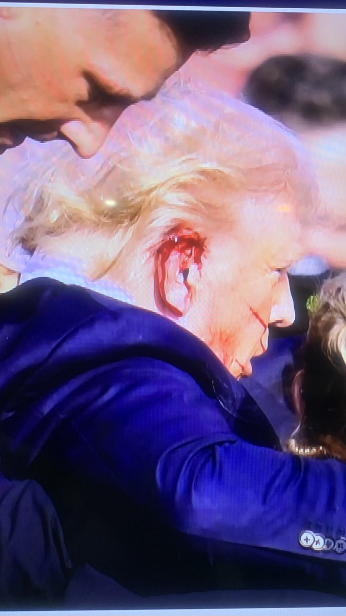 ChinasaNworu's tweet photo. Breaking News ! 

Donald Trump wounded as he escaped an assassination attempt at Pennsylvania election rally. Reports has it that the shooter has been killed as #Trump walks away with an injured ear .
A huge breach of security on a former president of the #USA. @real_IpobDOS 
@radiobiafralive @EUinNigeria @USinNigeria @USIP @ChinaDaily @mfaethiopia @mfa_russia 
#FreeBiafra