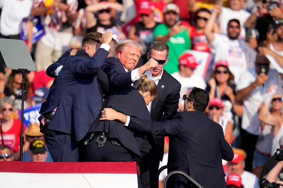 BBNewsOfficial's tweet photo. #BREAKING: Donald Trump whisked off stage in Pennsylvania after apparent gunshots rang through the crowd.

#Trump #Trump2024 #TrumpAssassinationAttempt #TRUMP2024ToSaveAmerica #TrumpRally #TRUMPshot #prayersfortrump #USA #prayforTrump #DonaldJTrump #DonaldTrump #news #NewsUpdate https://t.co/BnnVY6JbXG