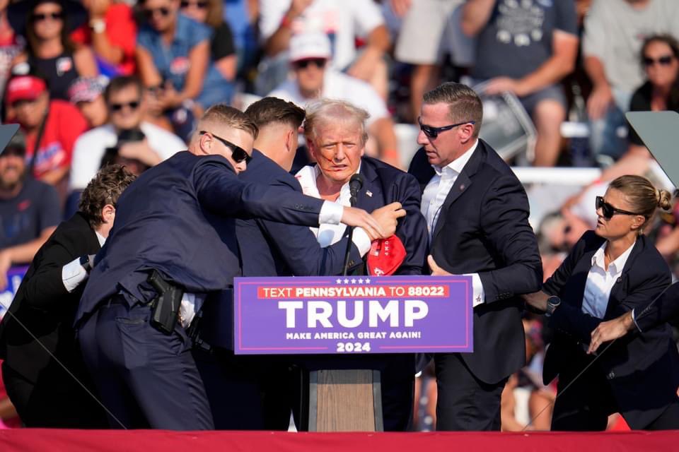 BBNewsOfficial's tweet photo. #BREAKING: Donald Trump whisked off stage in Pennsylvania after apparent gunshots rang through the crowd.

#Trump #Trump2024 #TrumpAssassinationAttempt #TRUMP2024ToSaveAmerica #TrumpRally #TRUMPshot #prayersfortrump #USA #prayforTrump #DonaldJTrump #DonaldTrump #news #NewsUpdate https://t.co/BnnVY6JbXG