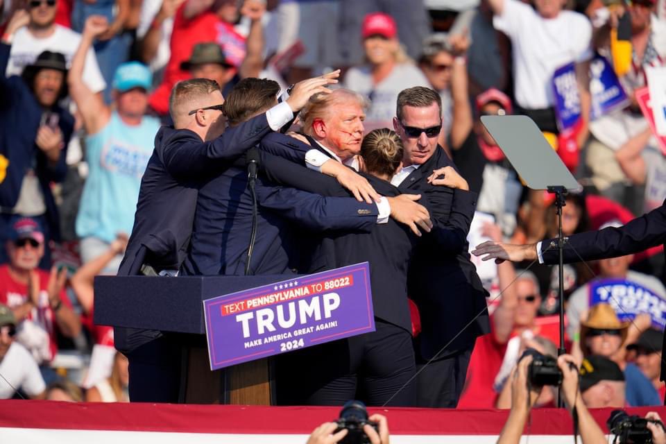 BBNewsOfficial's tweet photo. #BREAKING: Donald Trump whisked off stage in Pennsylvania after apparent gunshots rang through the crowd.

#Trump #Trump2024 #TrumpAssassinationAttempt #TRUMP2024ToSaveAmerica #TrumpRally #TRUMPshot #prayersfortrump #USA #prayforTrump #DonaldJTrump #DonaldTrump #news #NewsUpdate https://t.co/BnnVY6JbXG