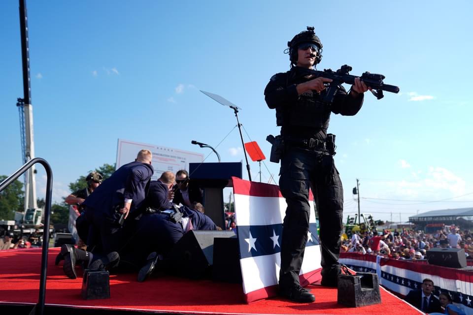 #BREAKING: Donald Trump whisked off stage in Pennsylvania after apparent gunshots rang through the crowd.

#Trump #Trump2024 #TrumpAssassinationAttempt #TRUMP2024ToSaveAmerica #TrumpRally #TRUMPshot #prayersfortrump #USA #prayforTrump #DonaldJTrump #DonaldTrump #news #NewsUpdate