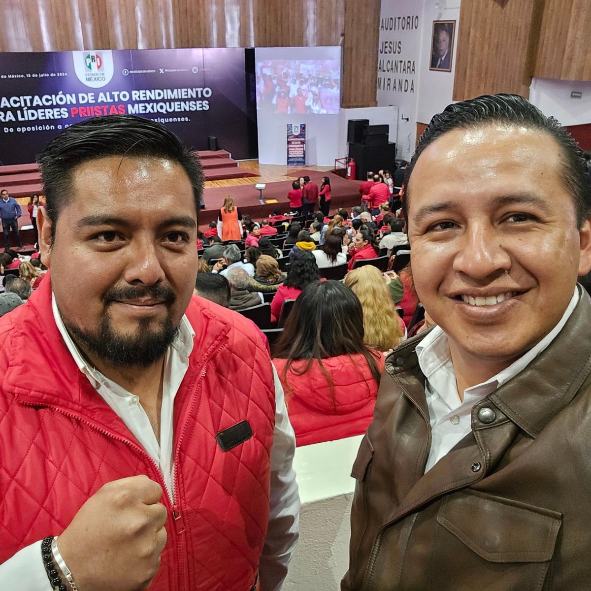 Hay que estar preparados para los nuevos retos y circunstancias, es por eso que hoy asistimos a la "Capacitación de Alto Rendimiento para Líderes Priistas Mexiquenses."

Me da gusto saludar a amigos Mexiquenses y paisanos de la zona norte del Edomex.