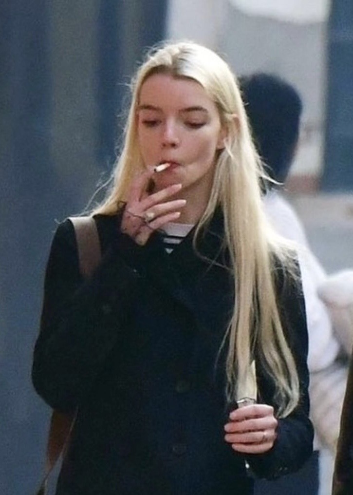 agustinaazalea's tweet photo. Cómo luzco fumando / a quien me quiero parecer https://t.co/EW4nn8LHdd