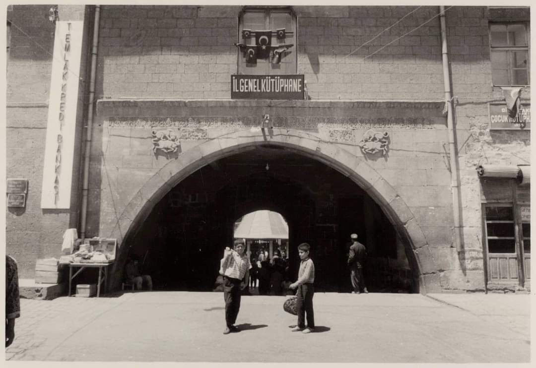 #Diyarbakır Ulu Camii'nin Avlu Kapısı ve Kütüphane Girişi 1965 

IFEA Fotoğraf Arşivi