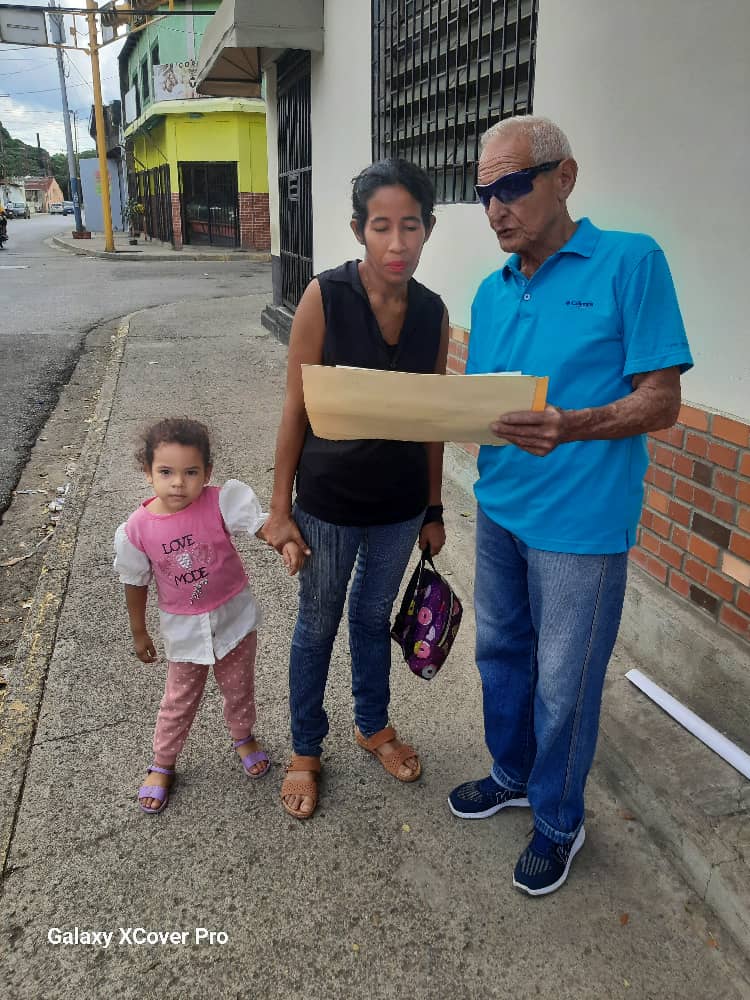 ADSindicalNac's tweet photo. #13Julio @ADSindicalNac sigue recorriendo las calles de Vzla enseñando a votar a los electores en la Tarjeta de la Mesa de la Unidad Democrática (MUD) por #EdmundoGU el #28Julio hoy @Adguarico en el Semáforo de Pueblo Nuevo. El compromiso es con la #UNIDAD Y #ConVzla https://t.co/4q2vwLdO2R
