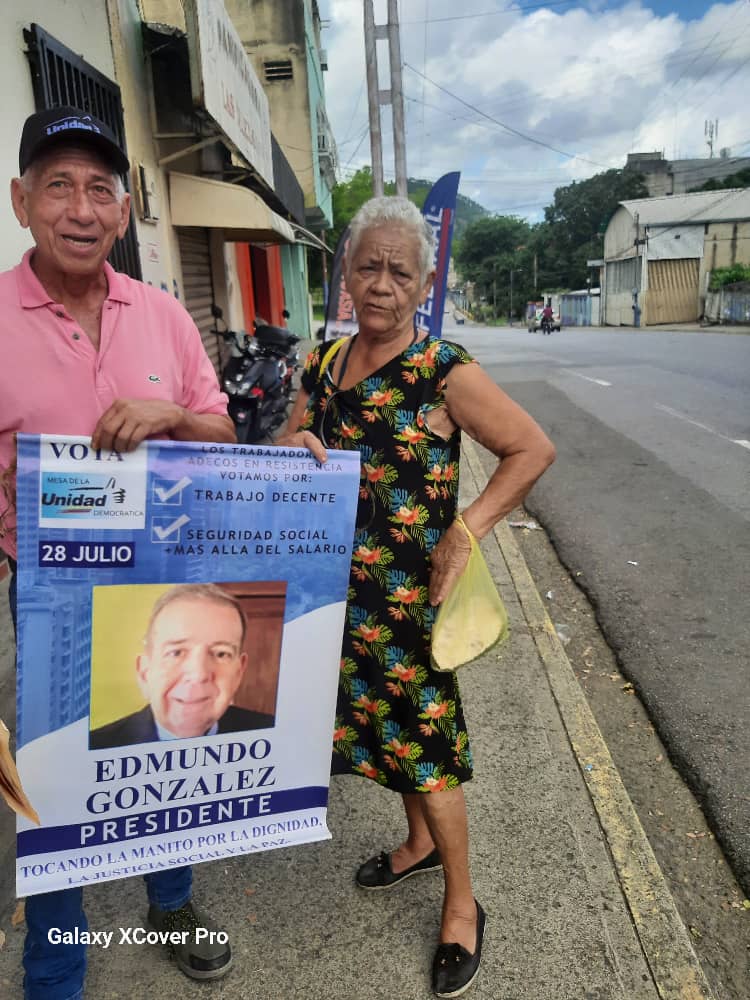 ADSindicalNac's tweet photo. #13Julio @ADSindicalNac sigue recorriendo las calles de Vzla enseñando a votar a los electores en la Tarjeta de la Mesa de la Unidad Democrática (MUD) por #EdmundoGU el #28Julio hoy @Adguarico en el Semáforo de Pueblo Nuevo. El compromiso es con la #UNIDAD Y #ConVzla https://t.co/4q2vwLdO2R
