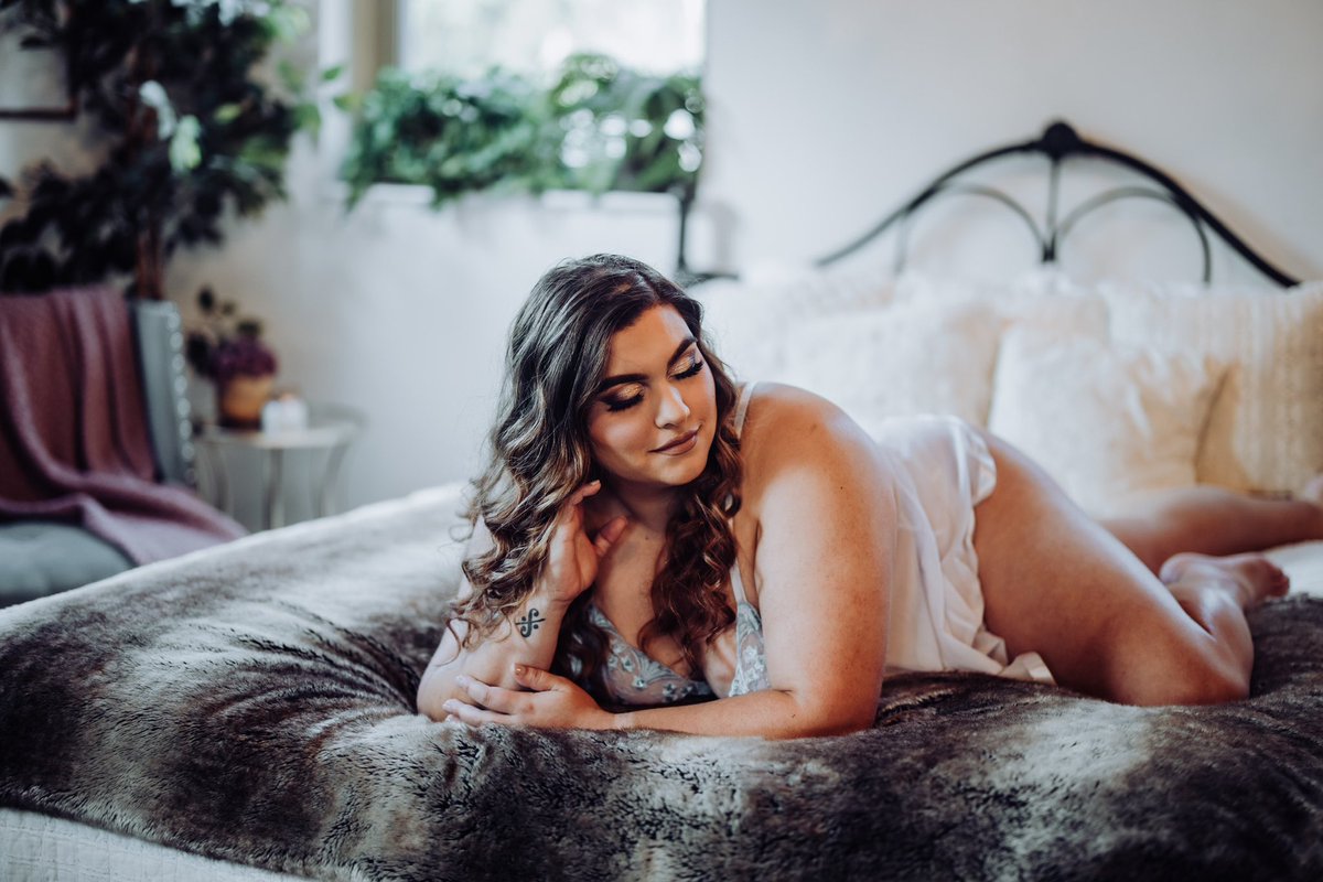 LizWar303's tweet photo. I seriously feel like a need to do another boudoir photoshoot 😩 https://t.co/s08XYm8v7D