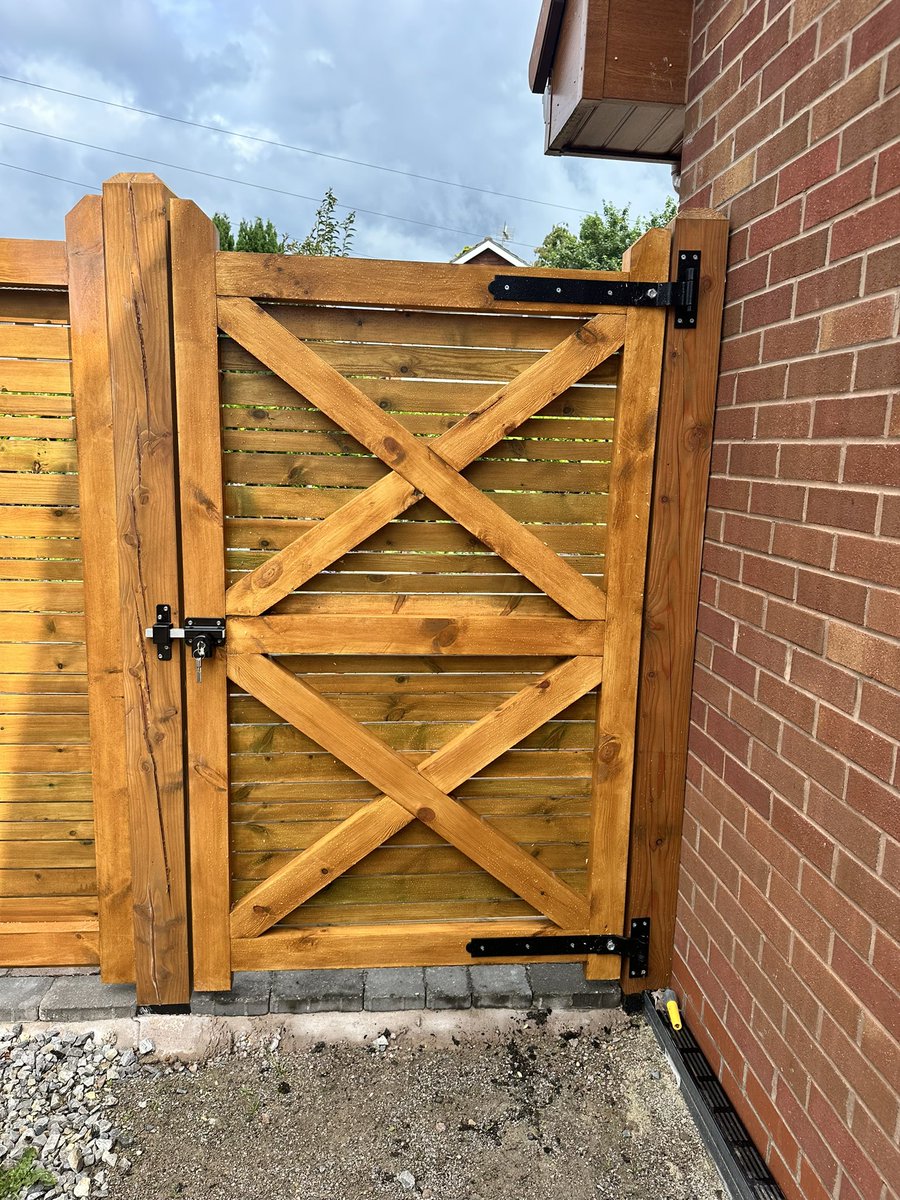 wulstanfencing's tweet photo. Contemporary gate and panel https://t.co/TvzdFHM7kB