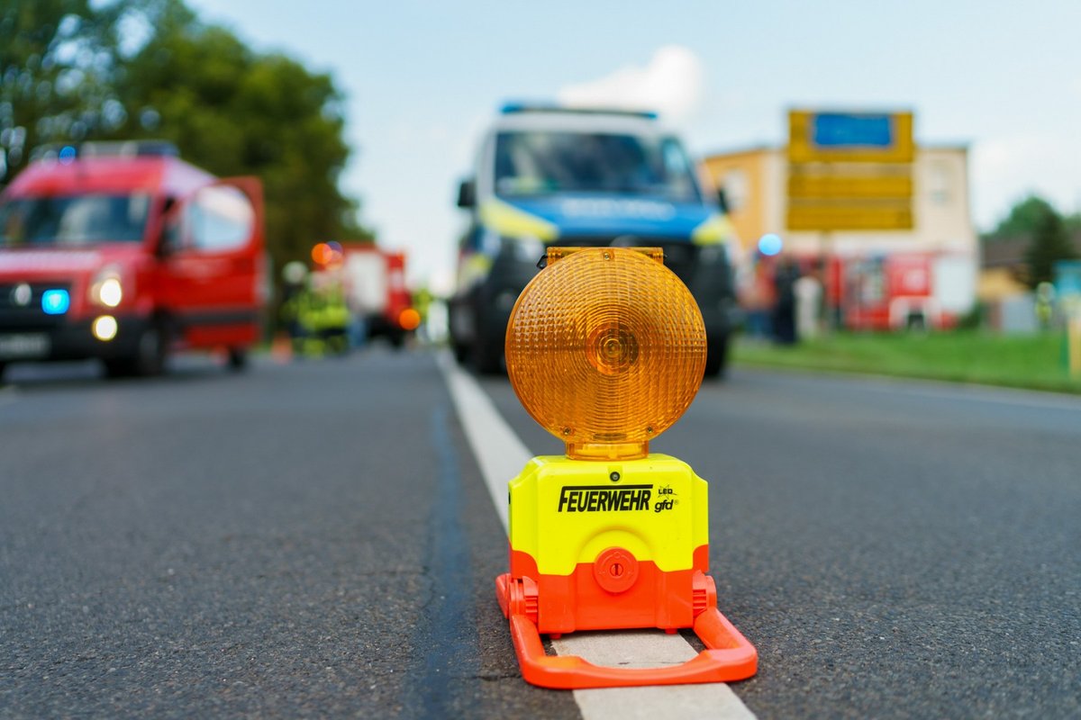 BR_Lausitz's tweet photo. 🚨 Neuer Beitrag online! 🚨
Simmersdorf: Verkehrsunfall mit hohen Sachschaden
Beim Überqueren der Bundesstraße 115 ist am Donnerstag kurz vor 18:00 Uhr ist ein PKW SKODA mit einem Ford zusammengest...
https://t.co/S2hePCI0Ch
#BlaulichtreportLausitz #Hilfeleistung #Polize... https://t.co/r0M1kzRNxw